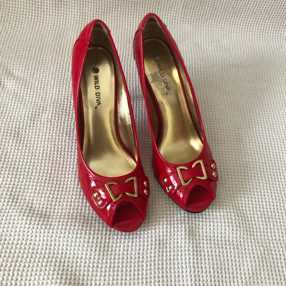💋❤️ FIRE ENGINE RED AND GOLD WILD DIVA PUMPS NWT